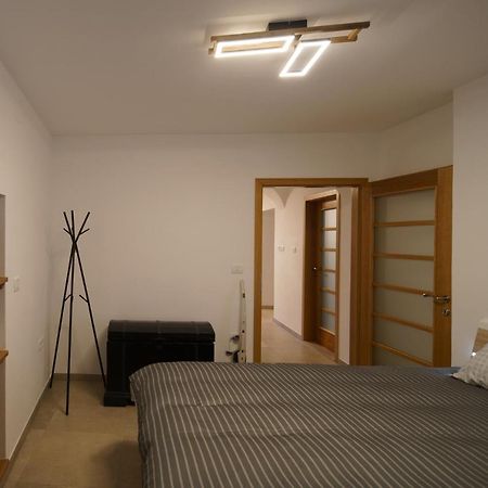 Guest House Zerjal Podnanos Eksteriør billede